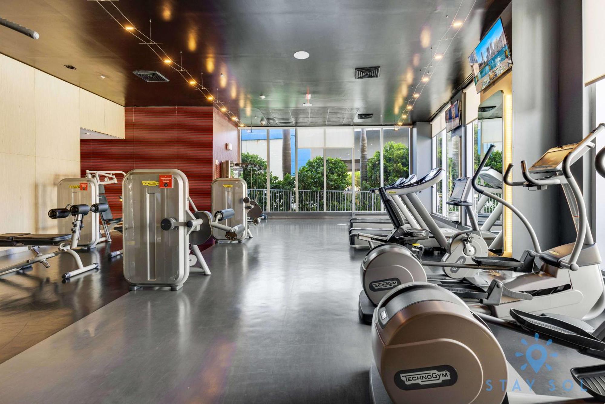 Upper Studio With Balcony,Pool And Gym, Near Beach Hallandale Beach Exterior photo